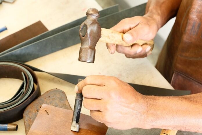 Persona trabajando con martillo y madera