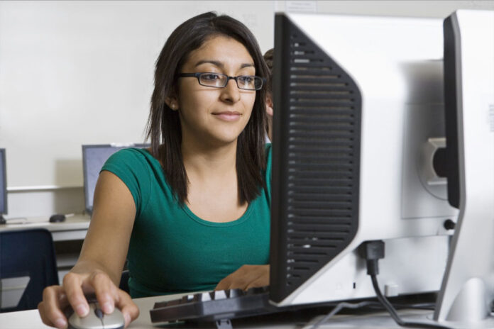 mujer trabajando frente a computador