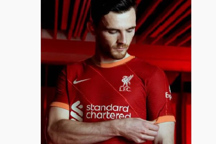 Hombre posando para foto con la nueva camiseta nike-LiverpoolFC