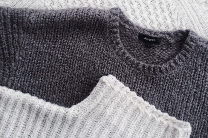 Suéter tejidos de color gris y blanco