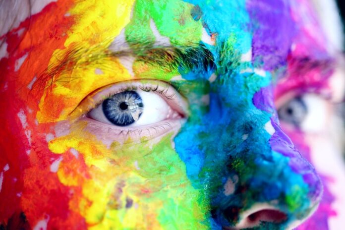 Mujer con el rostro pintado de colores