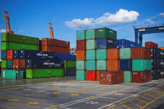 Puerto, containers y grúas de carga