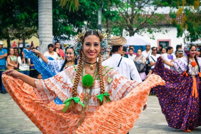 Mujer vestida con el traje típico costarricense en una fiesta tradicional