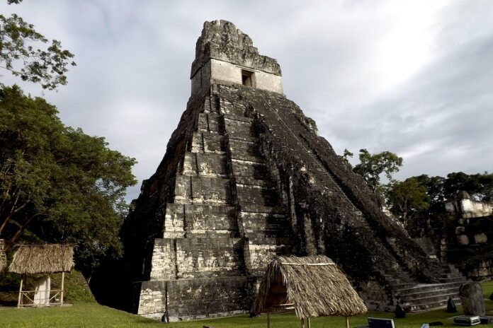 Pirámide maya en Guatemala