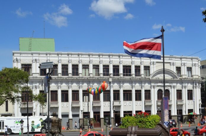 Palacio de gobierno con la bandera de Costa Rica