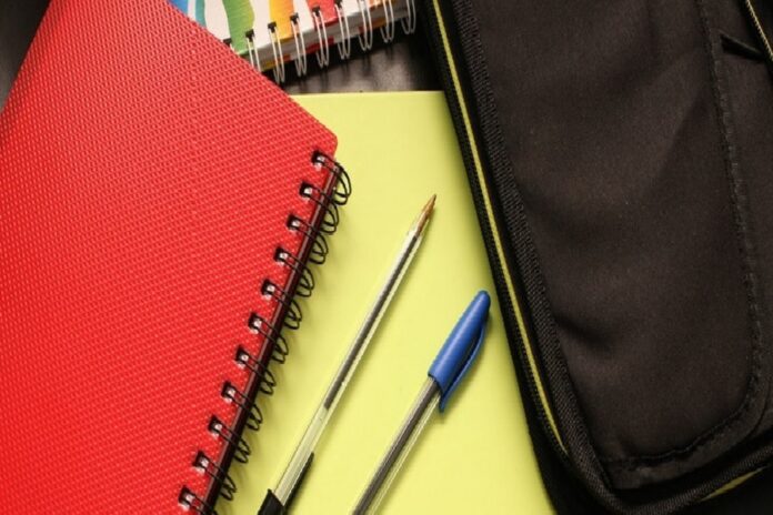 Bolso con cuadernos y bolígrafos