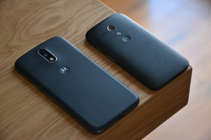 Dos celulares Motorola de color negro sobre una mesa