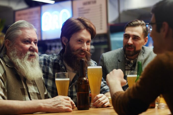 Personas tomando cerveza en una reunión. Cervecera