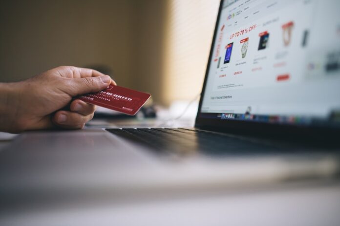 Persona haciendo una compra por Internet con su tarjeta de crédito