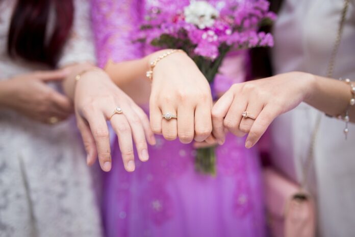 Mujeres usando anillos