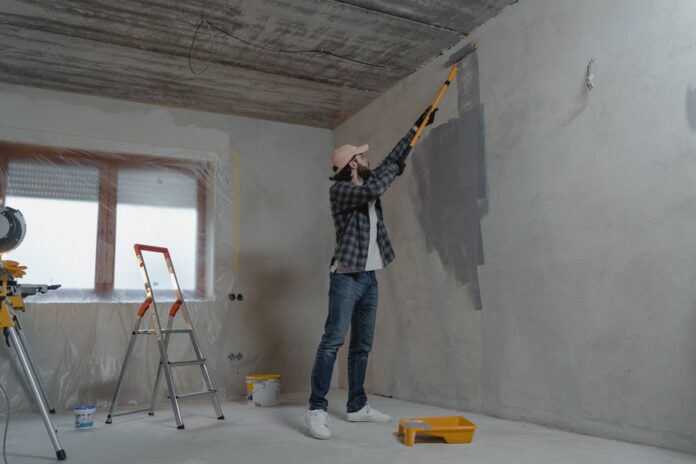 Persona pintando una pared