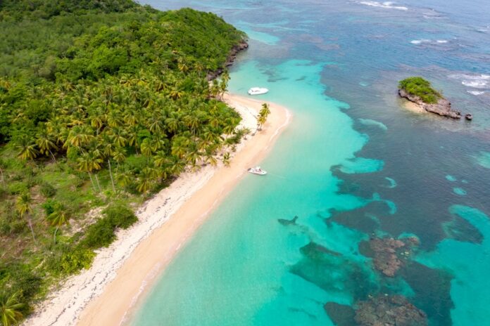 Turismo responsable, turismo, Vista aérea de una playa dominicana
