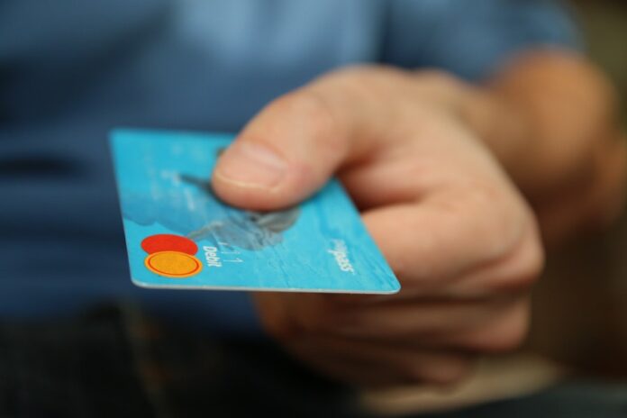Persona va a hacer un pago con unas tarjetas de crédito