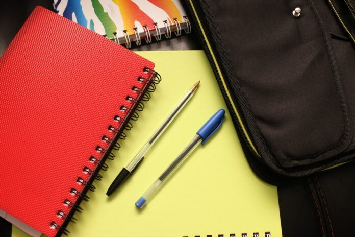 Bolso con cuadernos y bolígrafos