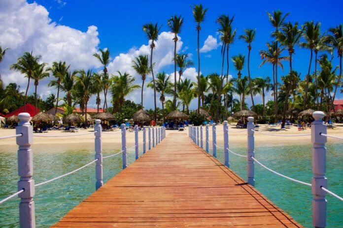 Muelle con vista a una playa dominicana