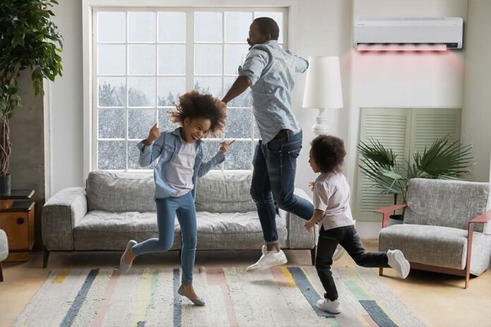Interior de sala, hombre y niños bailando