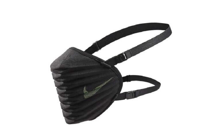 Mascarilla negra marca Nike. Consumidores