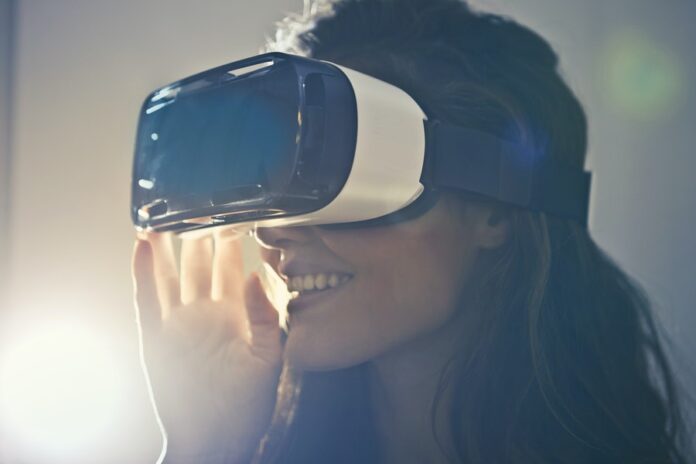 Mujer con lentes de realidad virtual