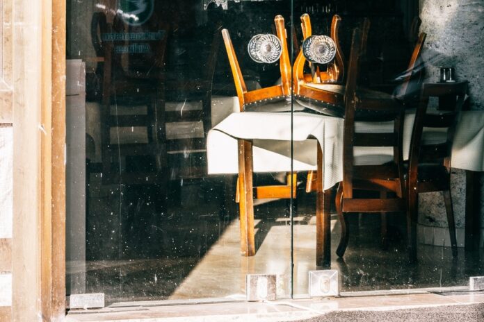 Sillas apilonadas en un restaurante cerrado