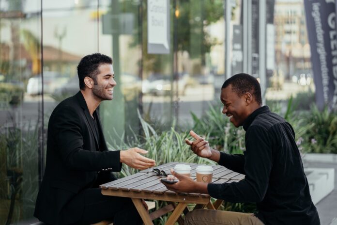 Personas en restaurante tomando café y sonriendo