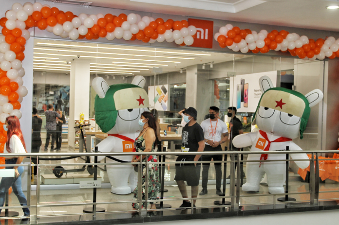 Tienda Xiaomi con dos muñecos inflables en la entrada