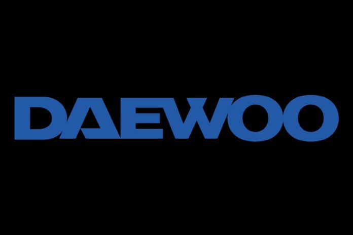 Logo Daewoo con letras azules sobre un fondo negro