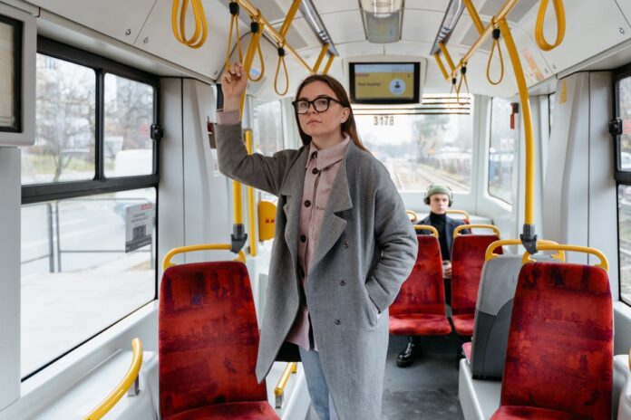 Mujer de pie en un autobús