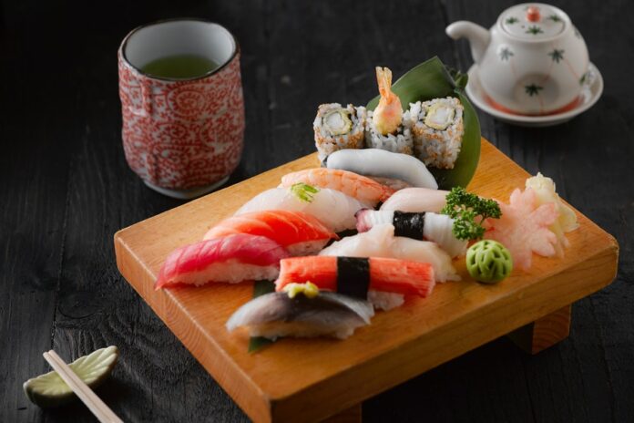 Mesa con roles de sushi y té japonés