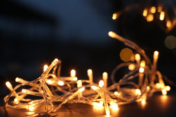 Extensión blanca de luces amarillas para decorar la Navidad
