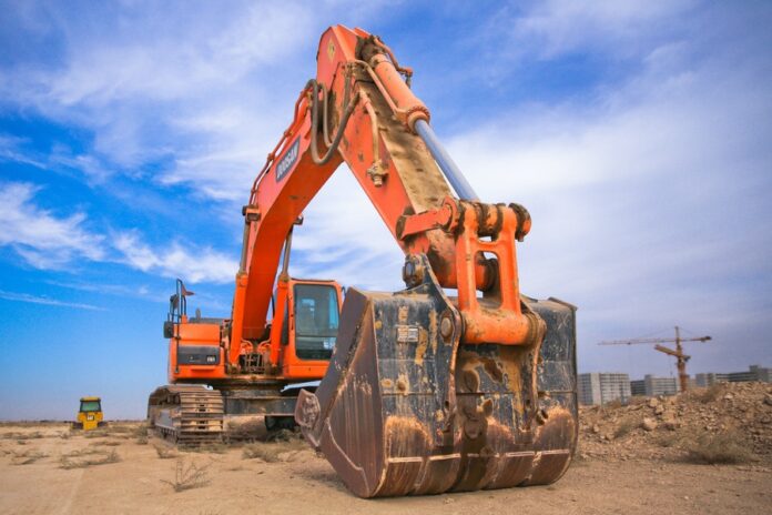 Tractor anaranjado en plena faena de construcción