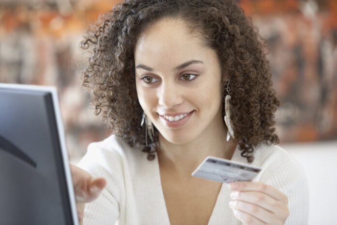 Mujer tarjeta de crédito computadora