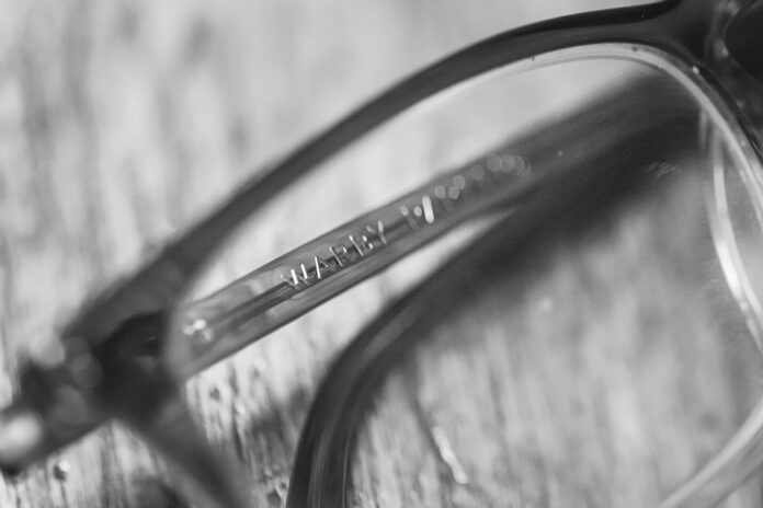 Lente de la marca Warby Parker en una foto a blanco y negro