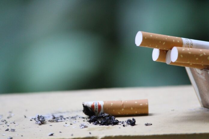 Pila de cigarrillos sobre una mesa
