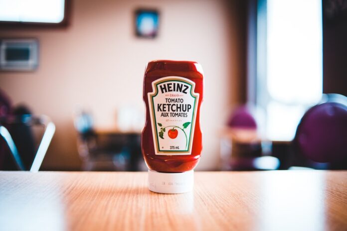 Envase de salsa de tomate Heinz sobre la mesa