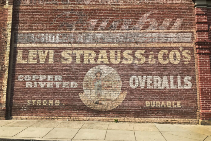 Pared con el logo de Levi Strauss pintado