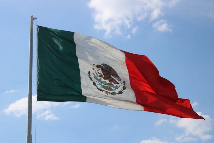 Bandera de México. Economía. Cancún. moneda digital