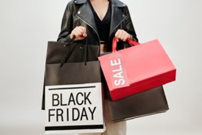 Persona comprando en Black Friday y en Sale