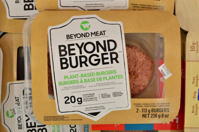 Presentación de carne de hamburguesa de la marca Beyond Meat