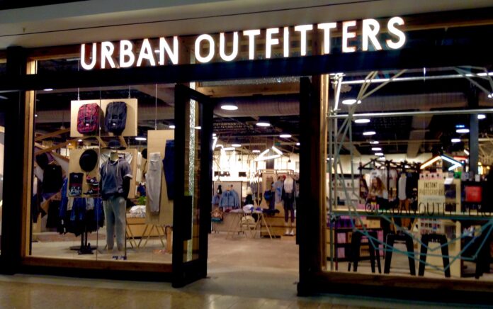 Fachada de una tienda de la marca de moda Urban Outfitters