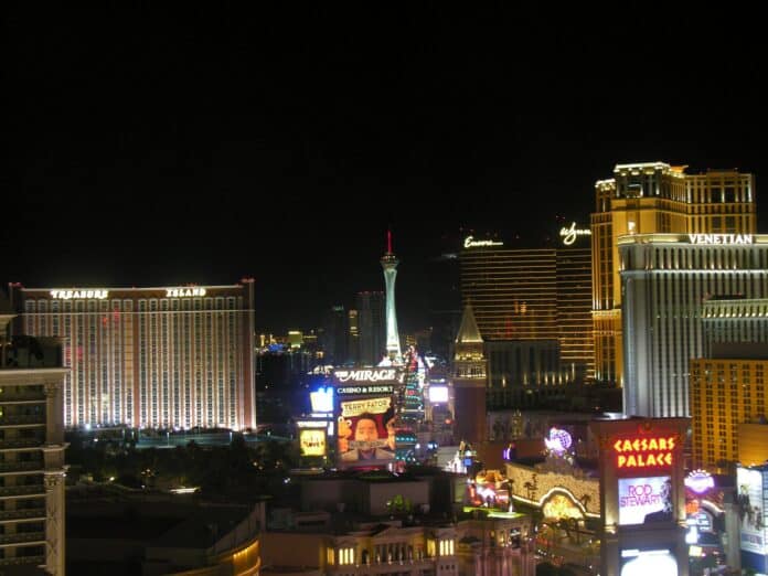 Vista nocturna de la ciudad de Las Vegas. Omega Mart