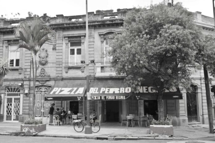 Fachada de la pizzeria Pedro Negro en blanco y negro