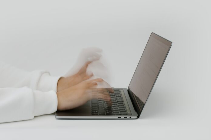 manos trabajando laptop ciberseguridad