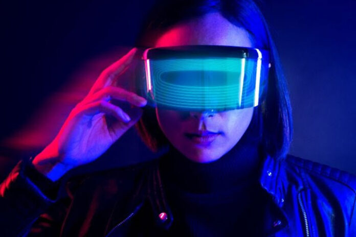 mujer con lentes de realidad virtual metaverso