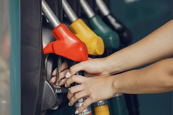 Los precios de la gasolina cayeron por debajo de los $4