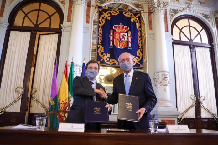 Los alcaldes de Madrid y Málaga suscriben protocolos de colaboración