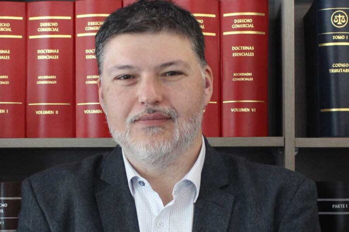 Mario Espinosa, abogado y socio fundador de grupodefensa.cl