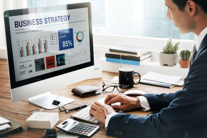business strategy oficina hombre trabajando laptop marketing