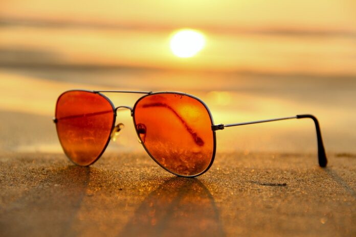 Gafas de sol en la playa - calor - sol