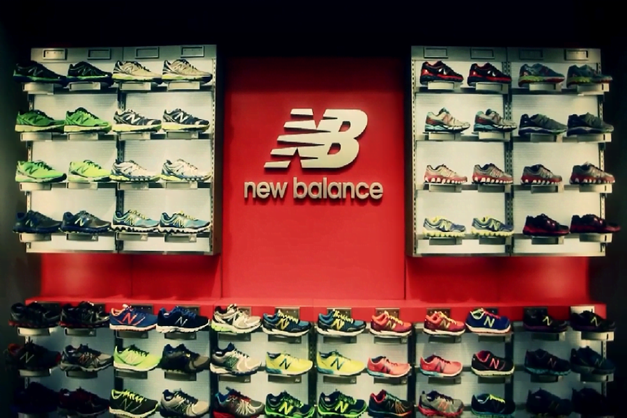 Trampolín bádminton exposición New Balance prevé inaugurar tienda en Barcelona este año - América Retail