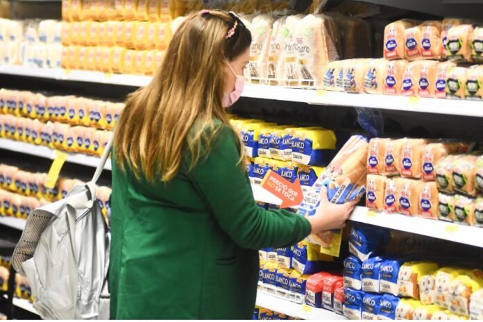 mujer comprando en supermercado, economía conductual